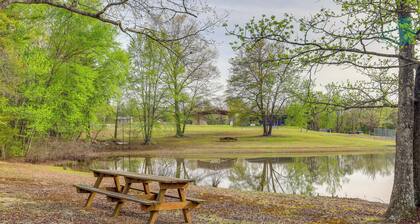 Gateway to Greers Ferry Lake! Cozy Couple's Escape