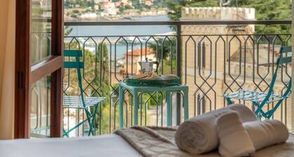 🏠 ACCOMMODATION DESCRIPTIONElegant panoramic house in Rapallo, spread over two main floors with a basement featuring a tavern area and laundry room. Surrounded by greenery and an extensive private garden with olive trees and Mediterranean vegetation,