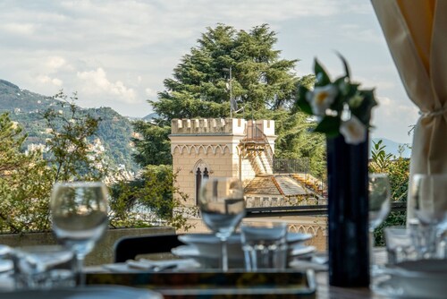 🏠 ACCOMMODATION DESCRIPTIONElegant panoramic house in Rapallo, spread over two main floors with a basement featuring a tavern area and laundry room. Surrounded by greenery and an extensive private garden with olive trees and Mediterranean vegetation, 