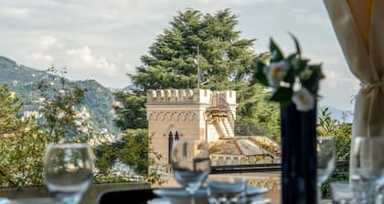 🏠 ACCOMMODATION DESCRIPTIONElegant panoramic house in Rapallo, spread over two main floors with a basement featuring a tavern area and laundry room. Surrounded by greenery and an extensive private garden with olive trees and Mediterranean vegetation,