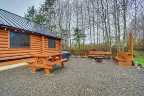 Outdoor dining - Near Trails & Rivers! 'Trybett Cabin' in Forks (Forks)