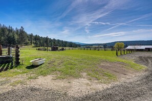 A rural landscape with a fenced field, a small building, and a gravel path. - Peaceful Farm Stay Near Spokane: Inland Hideaway! (Chattaroy)