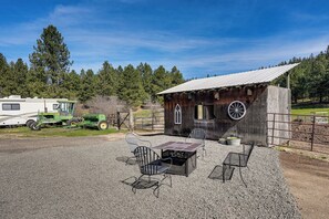 Outdoor dining - Peaceful Farm Stay Near Spokane: Inland Hideaway! (Chattaroy)