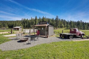 Outdoor dining - Peaceful Farm Stay Near Spokane: Inland Hideaway! (Chattaroy)