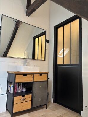 Bathroom - Vrbo Property (Ploemeur)