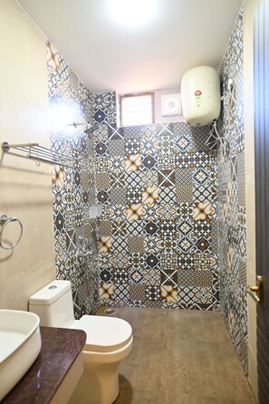 Articles de toilette gratuits, sèche-cheveux, serviettes fournies, savon