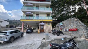 A multi-story building with a sign for 'Kali Kadai Inn' indicating it is a bed and breakfast. - KULIR KODAI INN  (Kodaikanal)