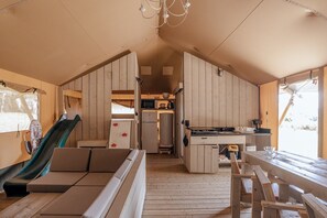 Interior - Le Bivouac (Saint-Léonard-des-Bois)