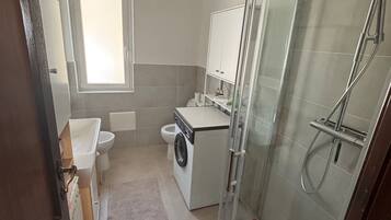Shower, hair dryer, bidet, towels