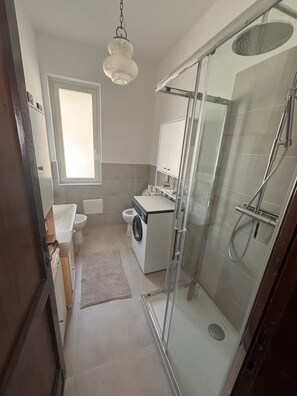 Douche, sĂšche-cheveux, bidet, serviettes fournies