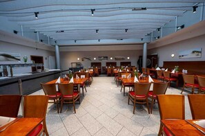 Dining - DLRG Tagungszentrum Hotel Delphin (Bad Nenndorf)
