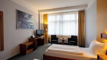 Zweibettzimmer | Schreibtisch, kostenloses WLAN, Bettwäsche, Rollstuhlgeeignet