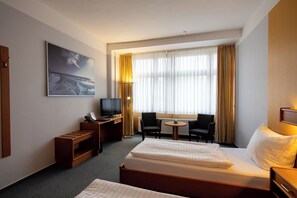 Quarto duplo | Escrivaninha, Wi-Fi de cortesia, roupa de cama