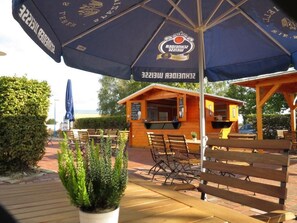 Outdoor dining - DLRG Tagungszentrum Hotel Delphin (Bad Nenndorf)