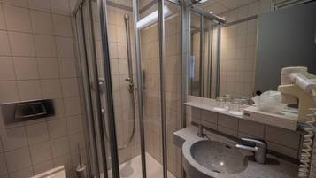 Doppelzimmer | Badezimmer | Dusche, Haartrockner, Handtücher, Seife