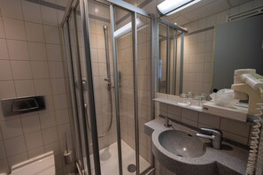 Double Room | Bathroom - DLRG Tagungszentrum Hotel Delphin (Bad Nenndorf)