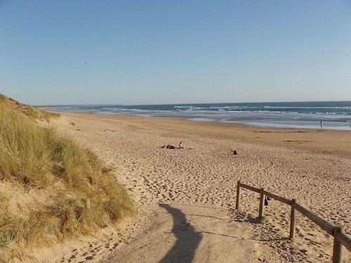 Cosy Beach House, 10 mins walk to beach, pet friendly