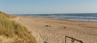 Cosy Beach House, 10 mins walk to beach, pet friendly