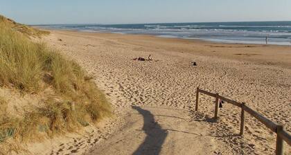 Cosy Beach House, 10 mins walk to beach, pet friendly