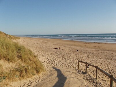 Cosy Beach House, 10 mins walk to beach, pet friendly