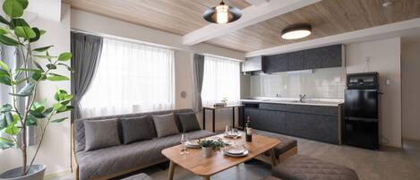 Deluxe Apartment, 2 Bedrooms | In-room dining