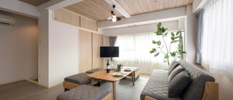 Deluxe Apartment, 2 Bedrooms | In-room dining