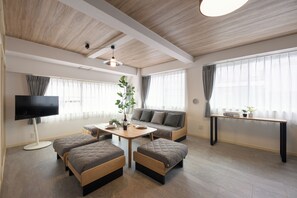 Deluxe-Apartment, 2 Schlafzimmer | Wohnbereich | 40-Zoll-Smart-TV mit Digitalempfang, Streaming-Dienste