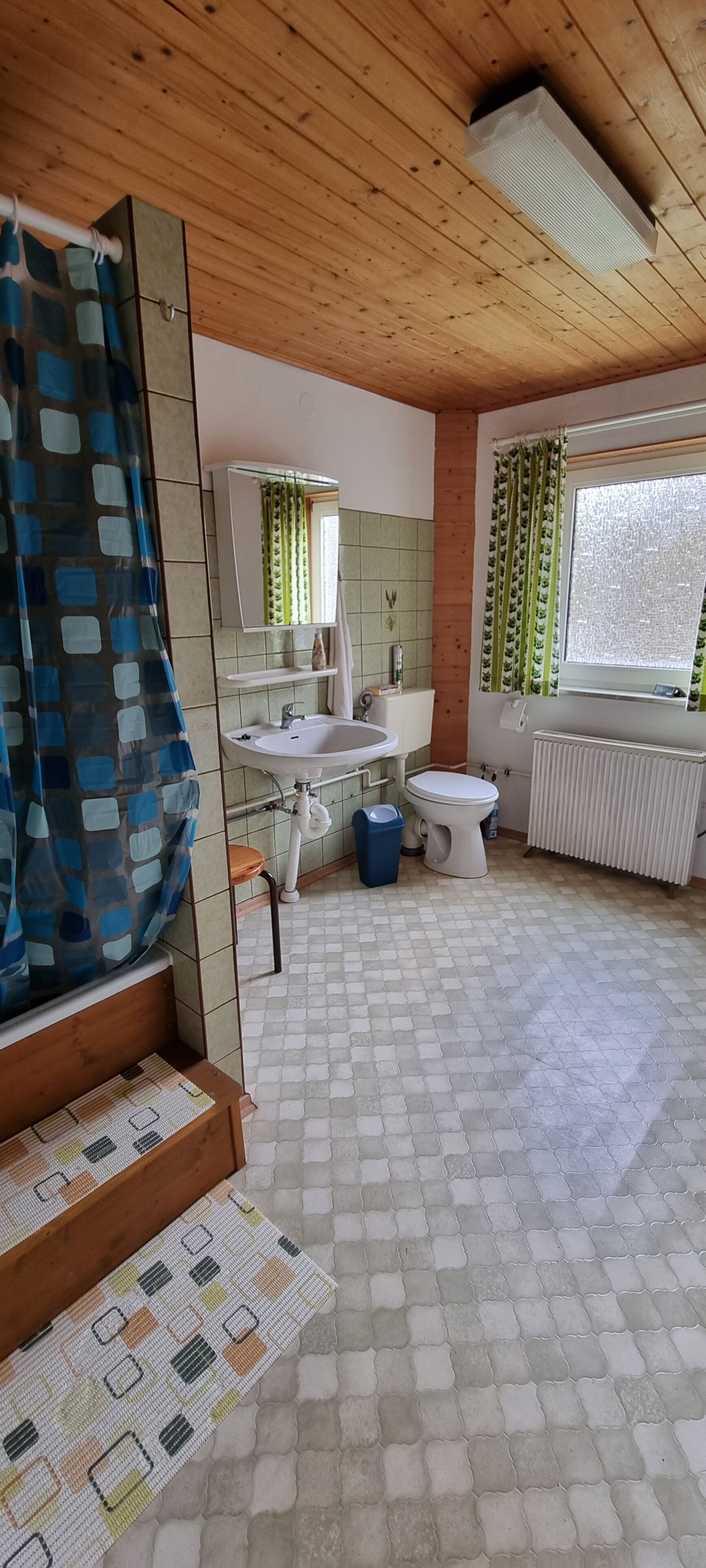 Sèche-cheveux, serviettes fournies, savon, papier toilette