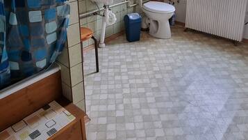 SĂšche-cheveux, serviettes fournies, savon, papier toilette