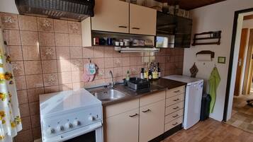 FrigorĂfico, microondas, horno y placa de cocina