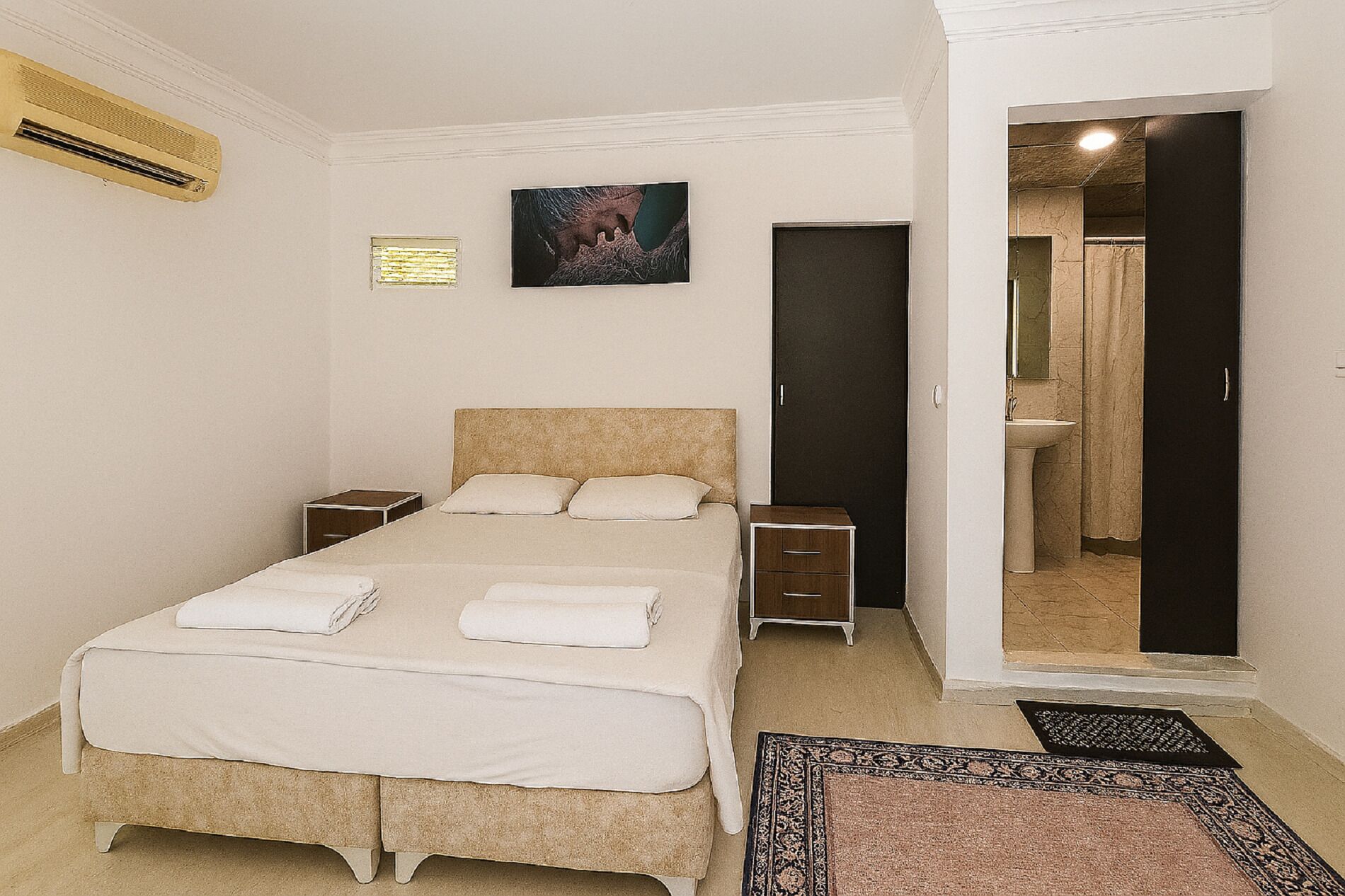 Apartamento estándar, varias camas, vistas a la piscina | Ropa de cama de alta calidad, minibar, escritorio