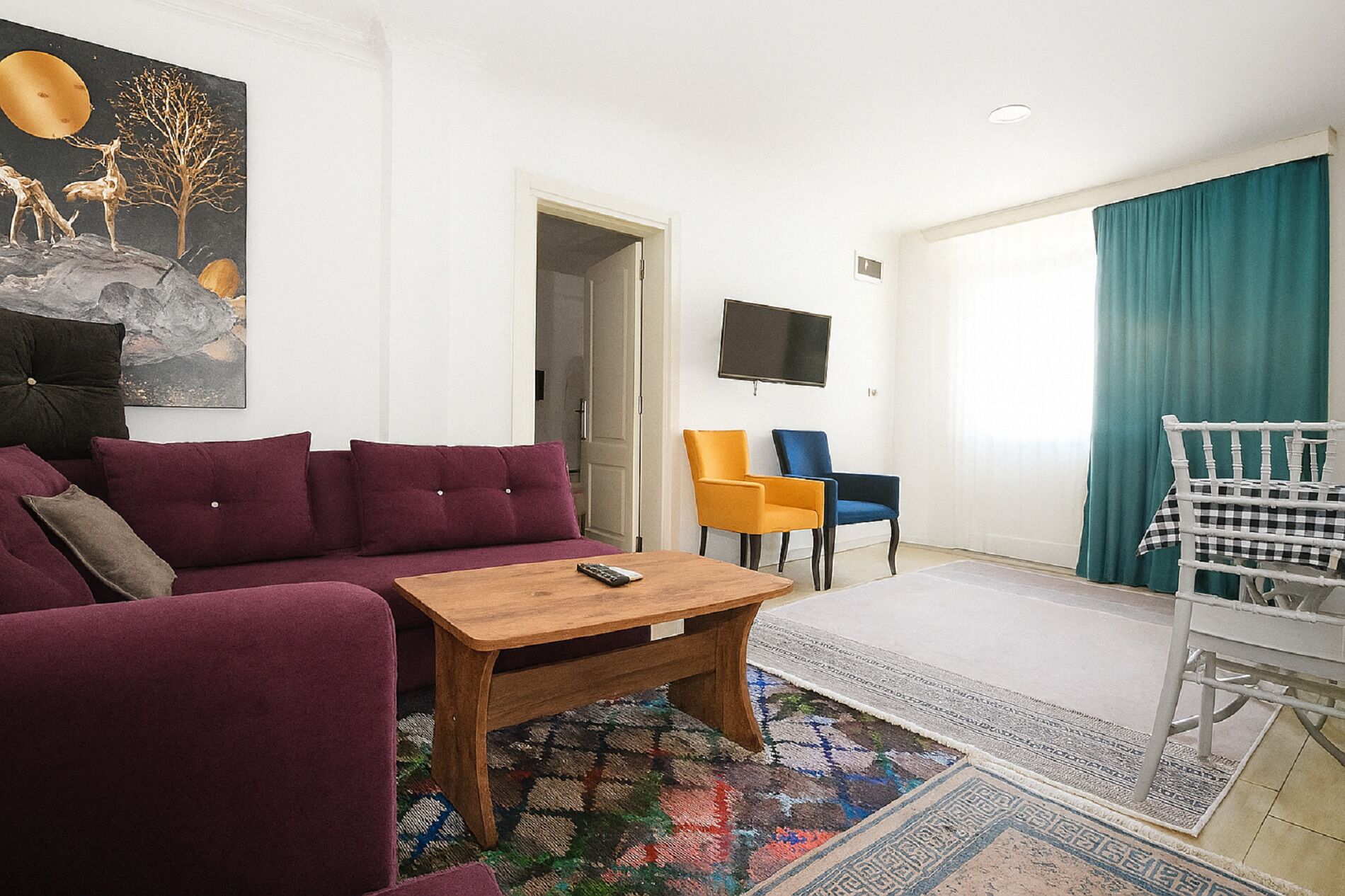 Apartamento estándar, varias camas, vistas a la piscina | Ropa de cama de alta calidad, minibar, escritorio