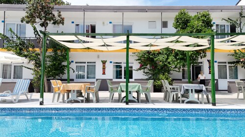 Hillside Apart Hotel & Side