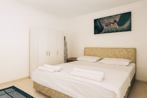 Hochwertige Bettwaren, Minibar, Schreibtisch