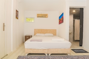 Departamento estándar, varias camas, vista a la alberca | Ropa de cama de alta calidad, minibar y escritorio