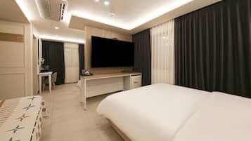 VIP | Hypo-allergenic bedding, pillowtop beds, blackout drapes, free WiFi