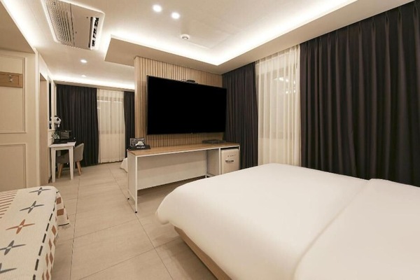 VIP | Hypo-allergenic bedding, pillowtop beds, blackout drapes, free WiFi