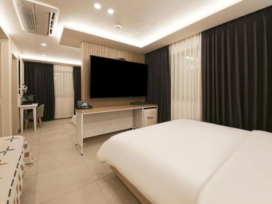 VIP | Ropa de cama hipoalergénica, camas con pillow-top y cortinas blackout
