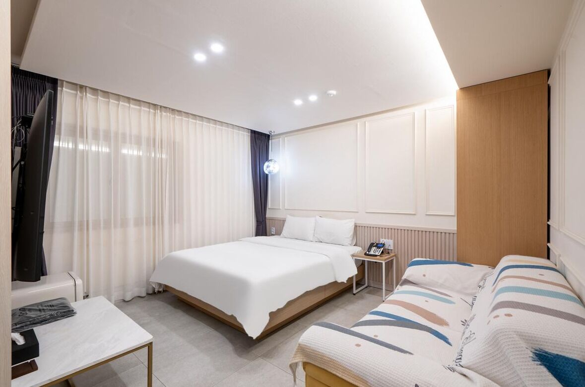 VIP | Literie hypoallergénique, surmatelas, rideaux occultants, Wi-Fi gratuit