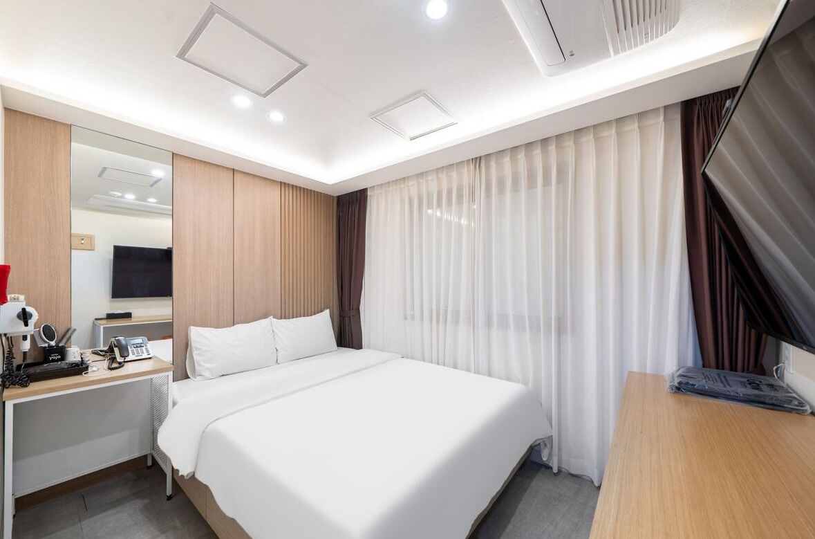Chambre Standard | Literie hypoallergénique, surmatelas, rideaux occultants, Wi-Fi gratuit