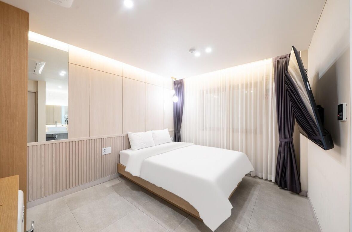 Suite | Literie hypoallergénique, surmatelas, rideaux occultants, Wi-Fi gratuit