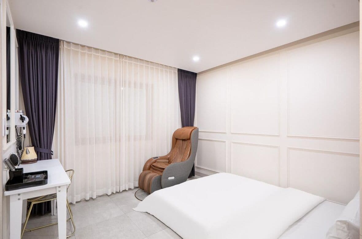 VIP | Hypo-allergenic bedding available, pillowtop beds, blackout drapes