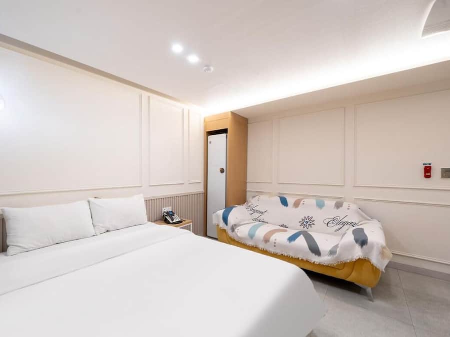 VIP | Hypo-allergenic bedding, pillow-top beds, blackout curtains, free WiFi