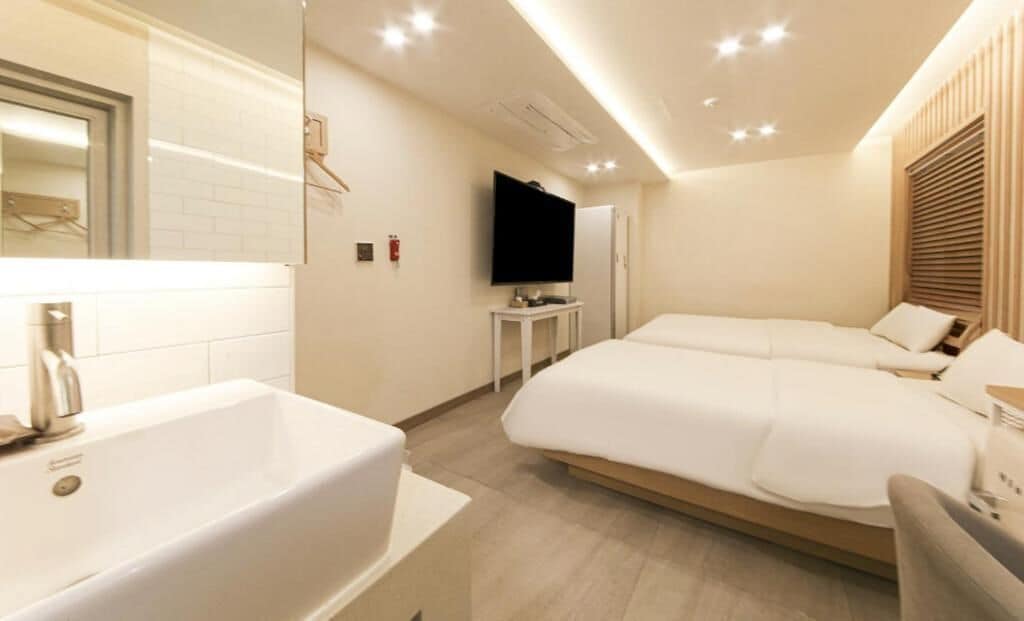 Twin Room | Hypo-allergenic bedding, pillowtop beds, blackout drapes, free WiFi