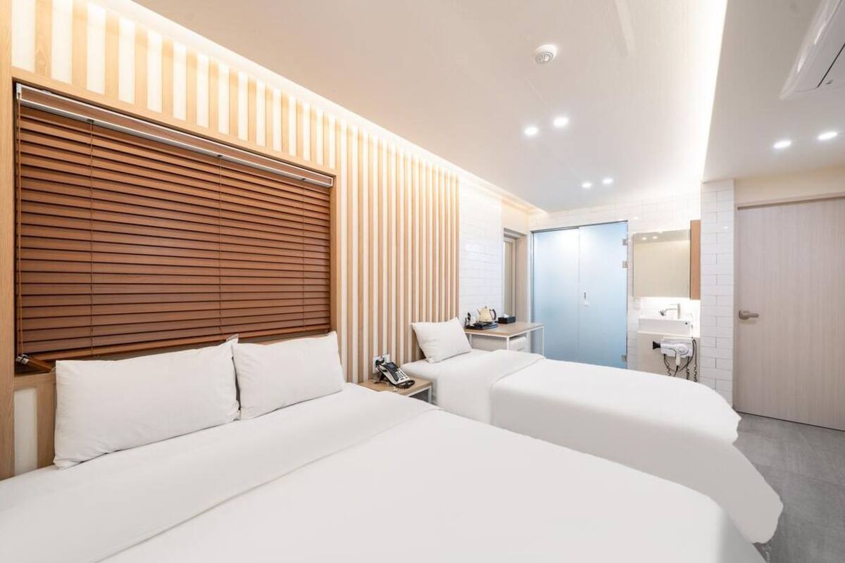 Chambre avec lits jumeaux | Literie hypoallergénique, surmatelas, rideaux occultants, Wi-Fi gratuit