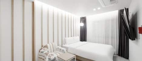 Suite | Hypo-allergenic bedding, pillowtop beds, blackout drapes, free WiFi
