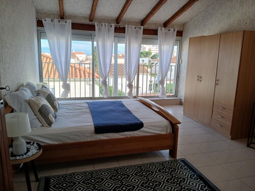 Large seaside family home! Close to shops and summer activities