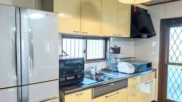 Deluxe House, Balcony, Garden View | Private kitchen | Full-sized fridge, oven, stovetop, rice cooker