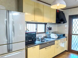 Großer Kühlschrank, Ofen, Herdplatte, Reiskocher