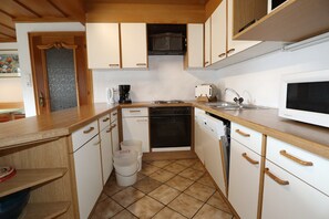 Classic Apartment, 2 Bedrooms | Dapur peribadi | Peti sejuk, ketuhar gelombang mikro, ketuhar 